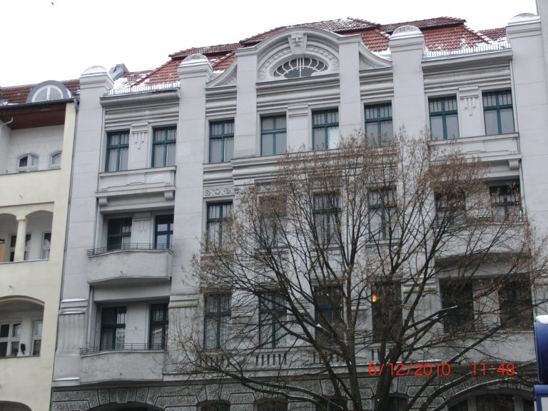 Mehrfamilienhaus mit Stilfassade