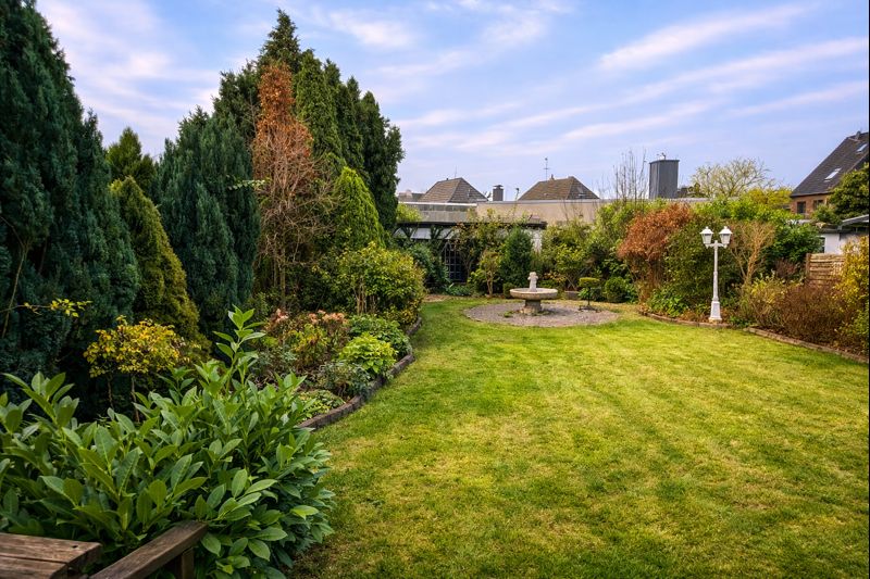 Großer gepflegter Garten einer tatsächlich verkauften Immobilie in Krefeld-Hüls