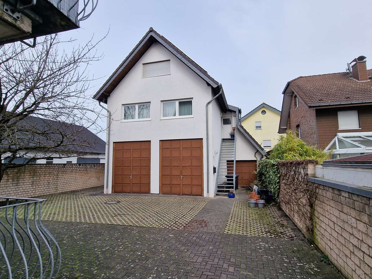 Freist. EFH mit 2 Garagen und Ausbaureserve - Photovoltaik