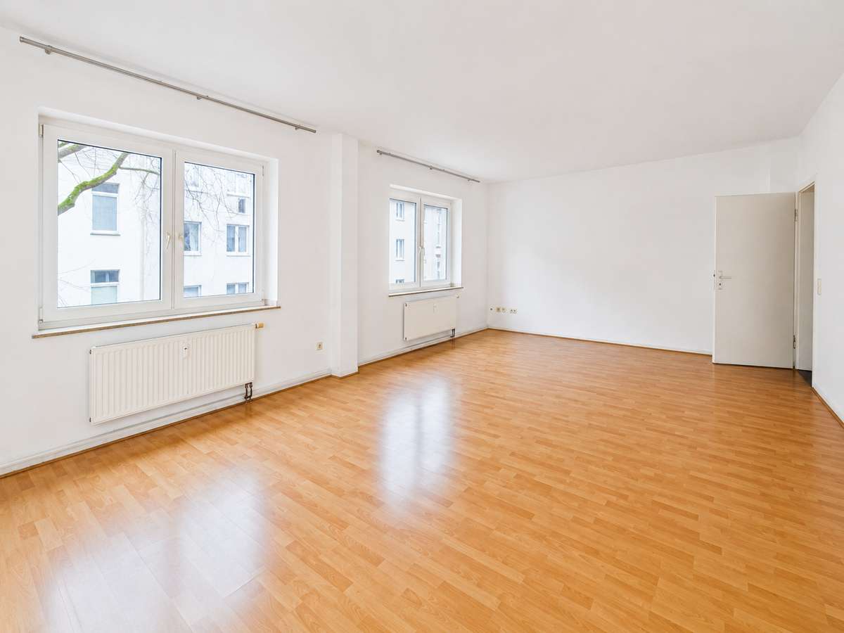 Ideal aufgeteilte Altbau-Wohnung mit 2 Bädern und Balkon